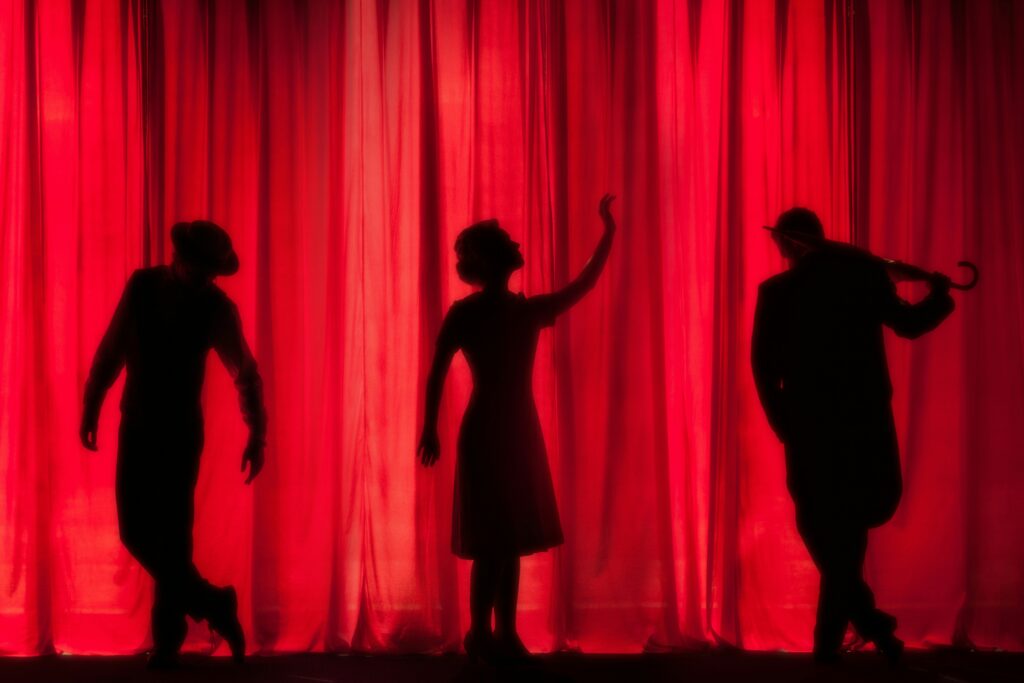 Groep bouwt samen een verhaal, woord voor woord