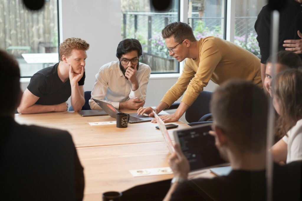 Teamlid legt uit tijdens een vergadering terwijl de groep afhaakt